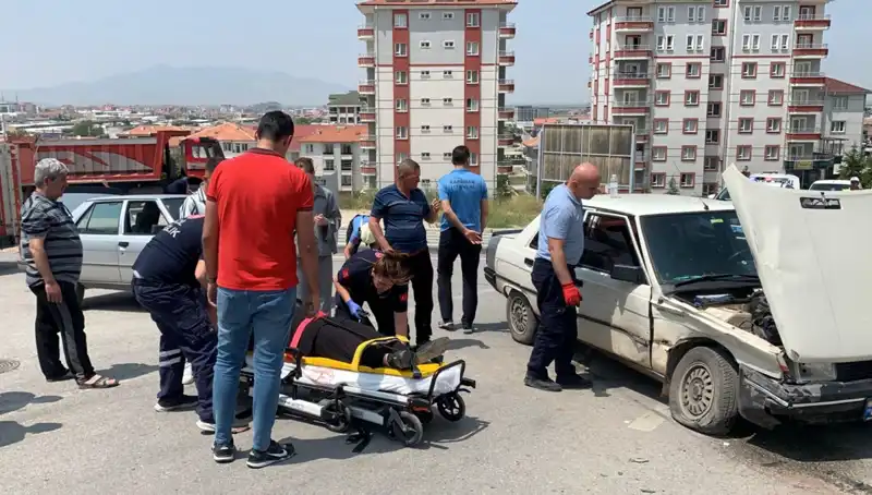 Kavşakta Meydana Gelen Kazada İki Yaralı: Detaylar Açıklandı