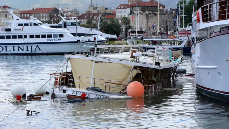 Hırvatistan'daki Fırtına: Feribot Geminin Üzerine Düştü, Dramaya Dönüştü