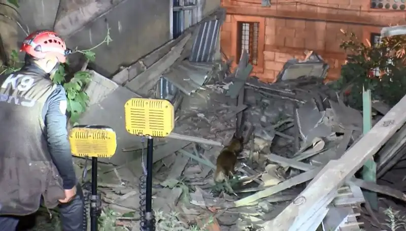 İstanbul’da Deprem Sonrası Yıkılan Bina, Sarsıntının Etkilerini Gösterdi