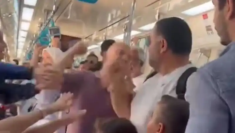 Marmaray'da Yumruklu Kavga: Yolcular Şoke Oldu!