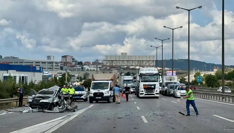 Otoyolda Traffik Durdu: Görülmemiş Kazada Üç Kişi Araçta Sıkıştı