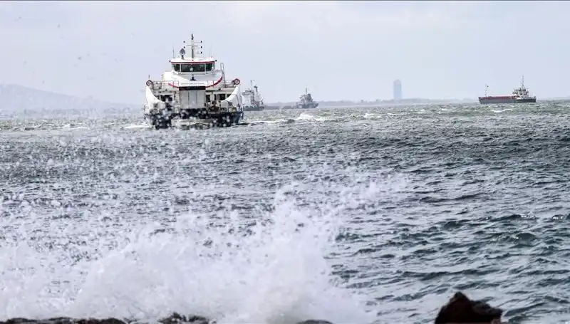 İzmir’de Fırtına Nedeniyle Vapur Seferlerine Geçici Olarak Ara Verildi