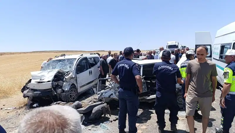 Otomobil ve Hafif Ticari Araç Çarpıştı: 4 Kişi Hayatını Kaybetti, 1 Yaralı