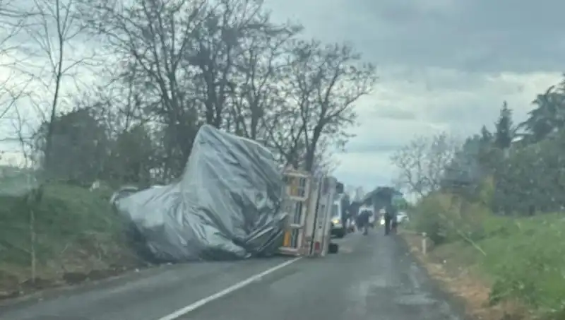 Tekirdağ’da Saman Yüklü TIR Devrildi: Olayda Bir Kişi Yaralı