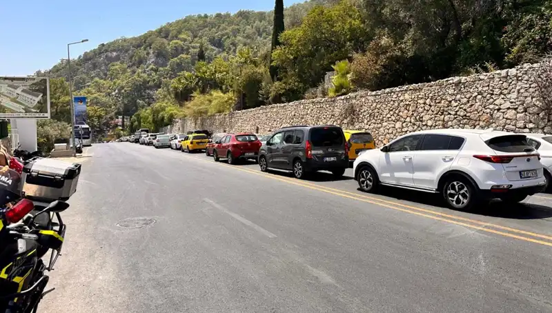 Fethiye-Ölüdeniz Yolu'nda Tatilciler Yoğunluğu: Üç Kilometrelik Kuyruk Oluştu!