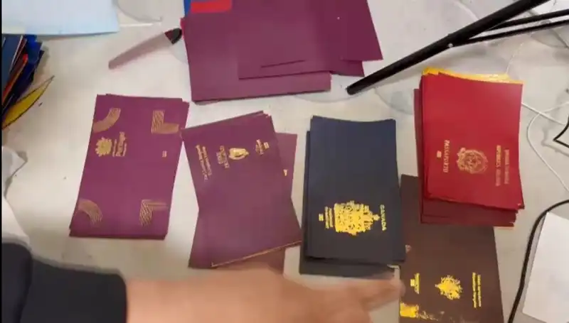 Sahte Pasaport ve Vize Çetelerine Göçmen Kaçakçılığı Operasyonu