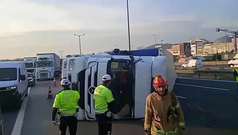 Pendik TEM Otoyolu’nda TIR Devrildi: İstanbul’a Giden Yolda Kritik Yoğunluk Oluştu