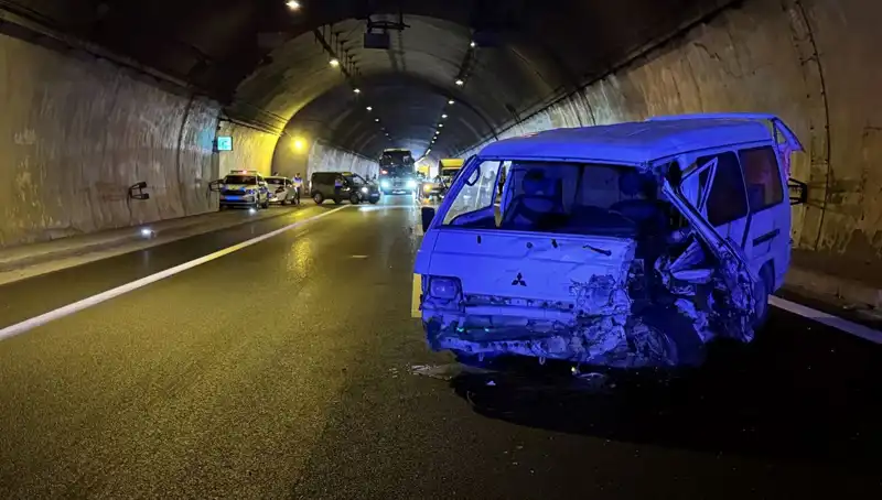TEM Otoyolu'nda Zincirleme Kaza: Yaralılar ve Kapanan Yollar
