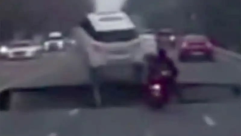 Güney Kore Otoyolunda Dev Çukur: Motosiklet Aniden Yok Oldu