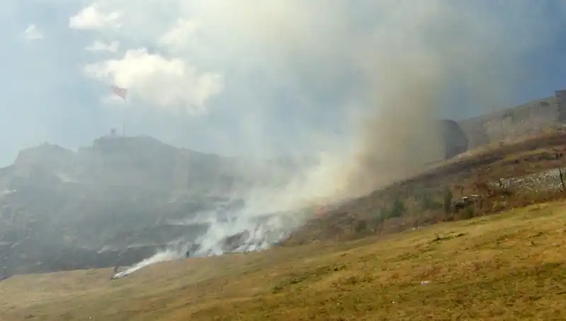 Kars Kalesi Eteklerinde Şok Anız Yangını: Doğa ve Tarih Tehlikede!