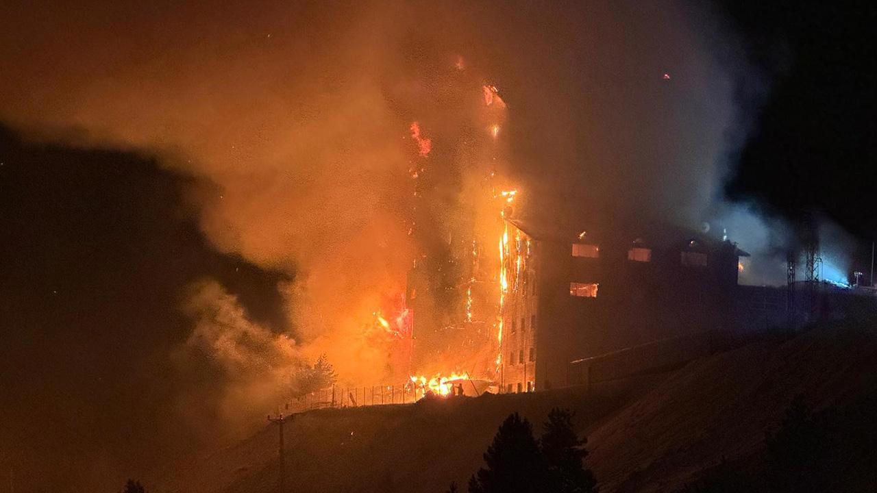 Kartalkaya Kayak Merkezi'nde Otel Yangını Meydana Geldi