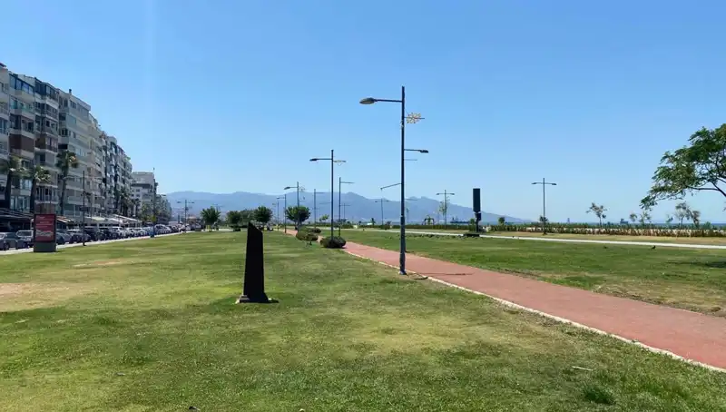 İzmir'de Yaz Gelmeden Sıcaklık Rekoru! Kordon Plajı Boş Kaldı