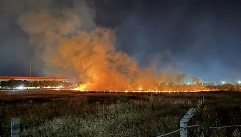 İzmir’de Gece Yarısı Yangın Paniği: İtfaiye Ekipleri Zamanla Yarıştı