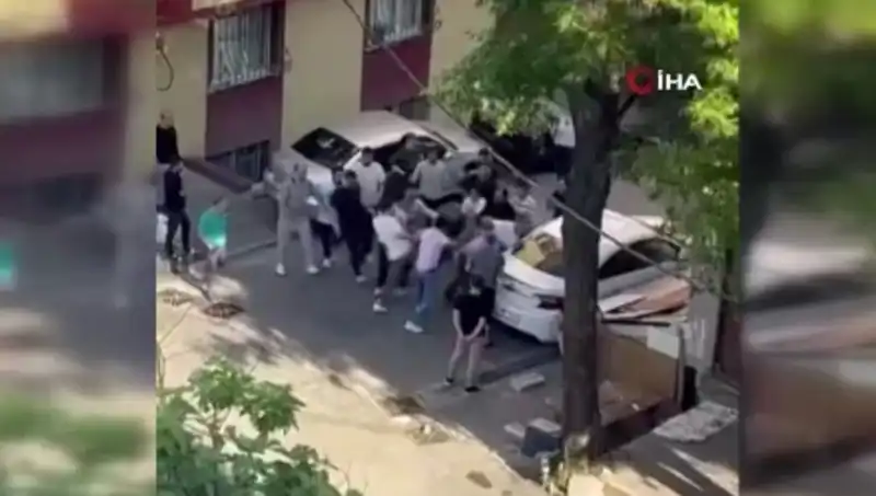 Kapıları Zorlayan Madde Bağımlısına Ceza Kesen Genç Gruplar Savaşı Başladı!