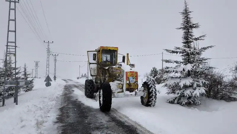 Kayseri’de Kışa Yeniden Merhaba: Kardan Kapanan Yollar Açılıyor