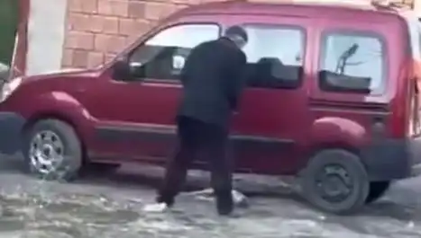 Sokak Ortasında Köpeğe Şiddet: Hayvan Hakları Savunucuları İsyanda!