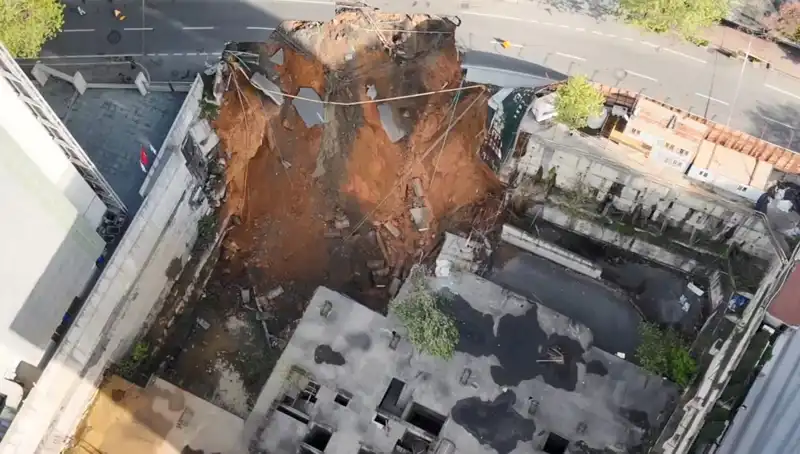 Sarıyer'de Şok Edici Yol Çökmesi: Cadde Kapandı!