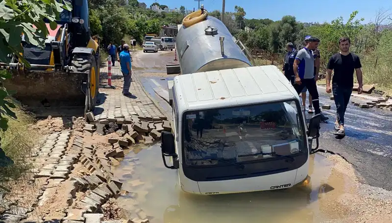 Bodrum’da Su Hattı Patladı, Tanker Dere Çukuruna Düştü: İki Yüzdeki Tehlike