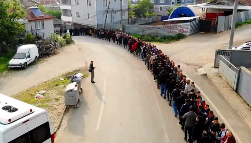 Bursa'da Bayram Coşkusu: 1 Kilometrelik Kuyruk Dikkat Çekti!