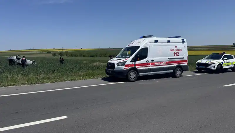 Edirne’de Korkunç Kaza: Devrilen Otomobilde Sürücü ve Eşi Yaralandı