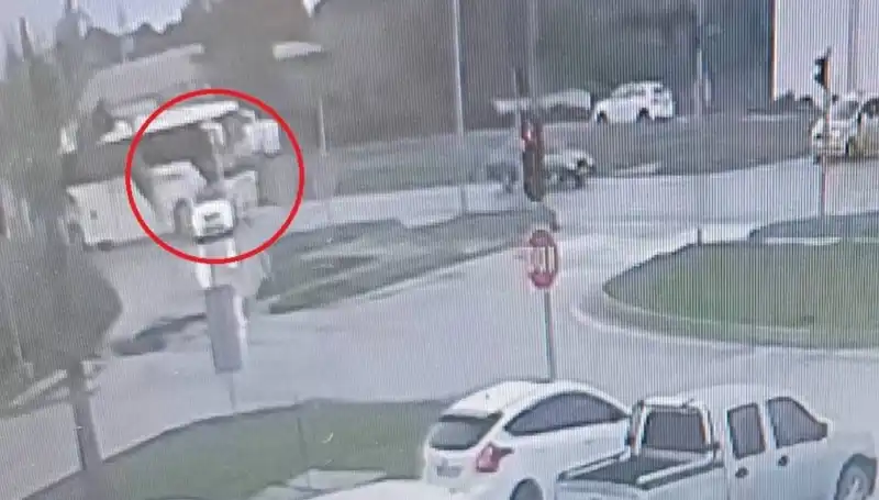 Kırmızı Işıkta Durdu, Yolcu Otobüsü Araçlara Çarparak Kaza Yaptı