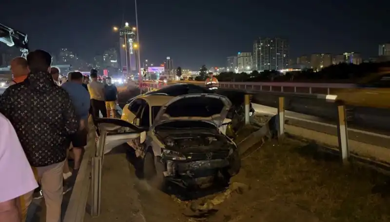İki Otomobil Yol Ayrımında Tehlikeli Kazaya Karıştı