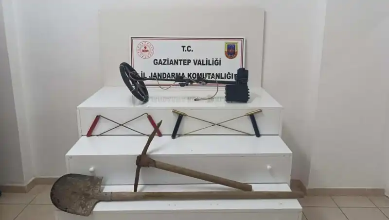 Define Arayışında Suçüstü: Kaçak Kazı Yapan İki Kişi Gözaltına Alındı