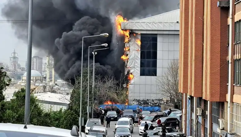 Başakşehir Sanayi Sitesi'nde Çıkan Yangın, Ekipler Hızla Müdahale Ediyor!