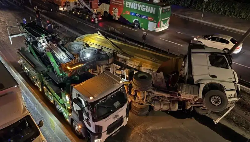 Moloz Yüklü Hafriyat Kamyonunun Devrilmesi: Olay Anı ve Sonrası