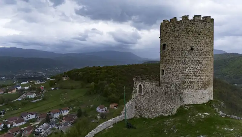 Bosna Hersek'in Göz Beşesi: Sokolac Kalesi'nin Tarihsel Yolculuğu