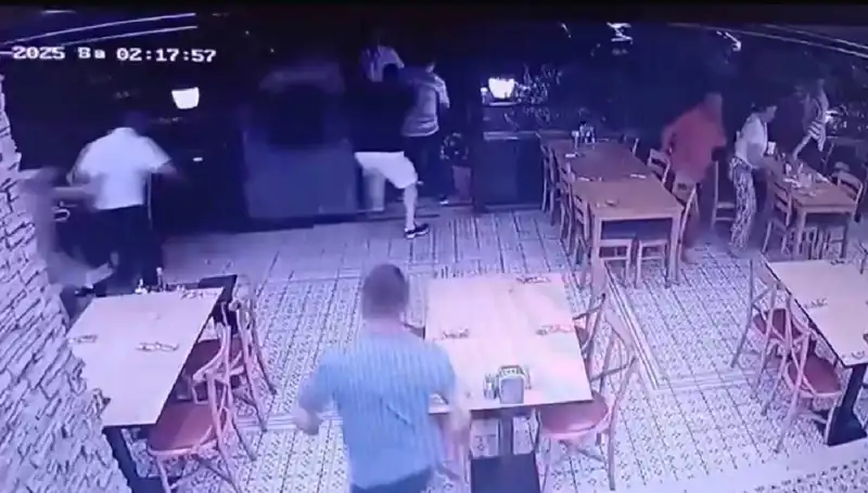 Deprem Anı Güvenlik Kamerasına Yansıdı: İzlenmesi Gereken Anlar