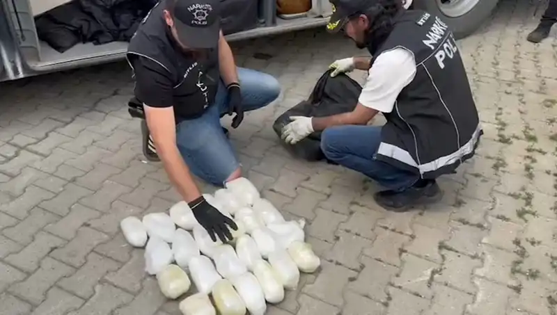Yolcunun Valizinde Ele Geçirilen 13 Kilo Metamfetamin Şok Etti