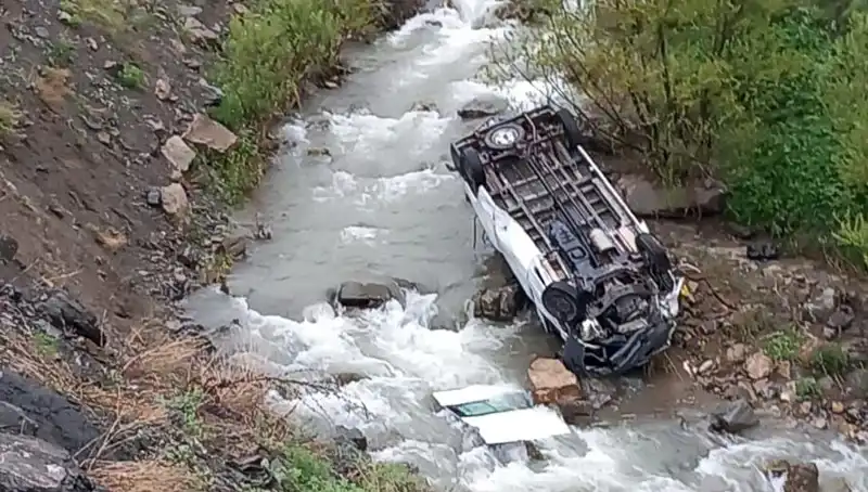 Hakkari'de Minibüs Devrildi: Can Pazarının Merkezi Oldu!