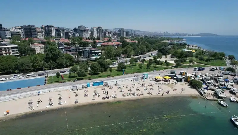 İstanbul’da Sıcak Hava Caddelere ve Sahillere Akın Ettirdi