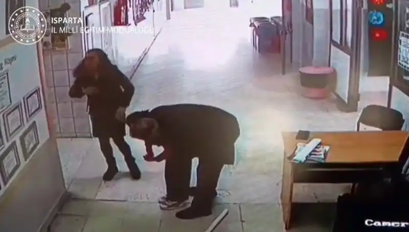 İlkokulda Şok An: Öğretmen Heimlich Manevrası ile Öğrencisini Hayata Döndürdü