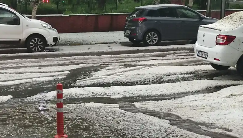 Ardahan'da Dolu Yağışı Şehri Beyaza Bürüdü: Doğa Güzellikleri Ortaya Çıktı