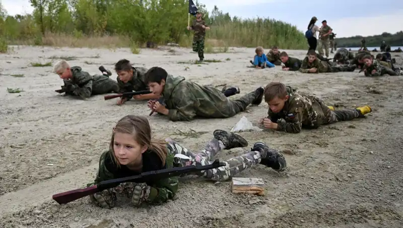 8 Yaşındaki Rus Çocuklar Askeri Kampta Eğitim Alıyor: "Az Kalsın Ölüyordum"