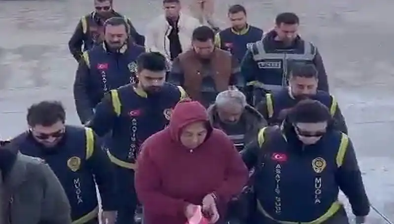 7 Yıl Sonra Ortaya Çıkan Korkunç Gerçek: Çikolata Poşetinin Şifrelediği Sır