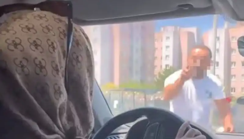 Trafikte Dehşet Anları: Önünü Kesen Sürücü Yolu Kapadı