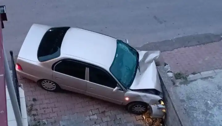 Kontrolü Kaybeden Araç Duvara Çarptı: Kazanın Ardından Neler Oldu?