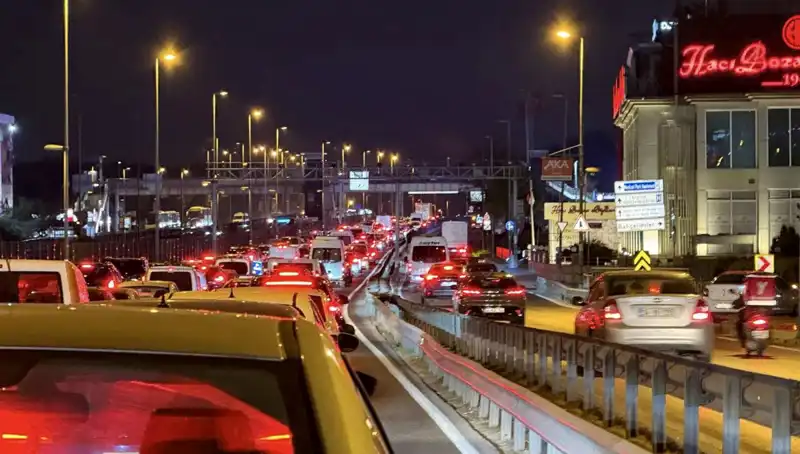 Yenibosna Metrobüs Yaya Üst Geçidi: Güvenlik İçin Yeni Çalışmalar Başladı