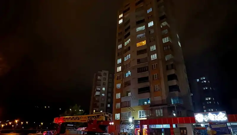 Yıldırım Düşmesiyle Apartman Çatısı Hasar Gördü, Mahallede Korku Dolu Anlar Yaşandı