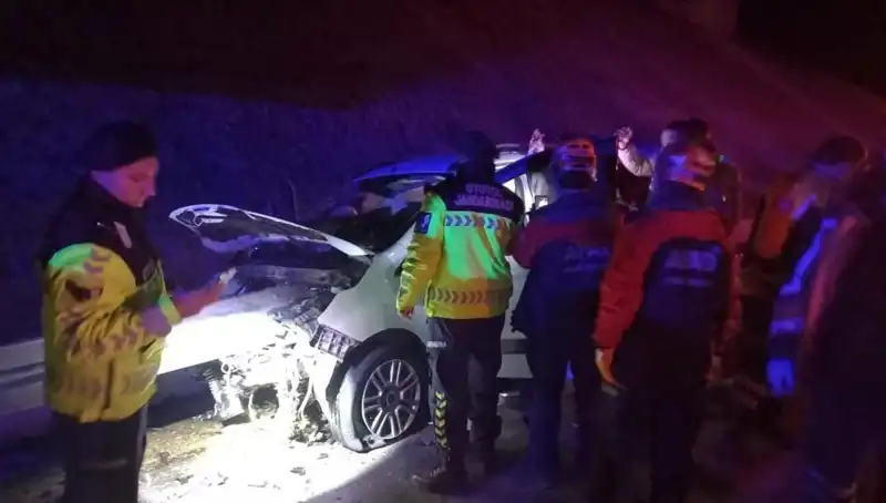 Bariyer Otomobile Saplandı: 4 Kişi Yaralandı, Detaylar Şoke Edici!