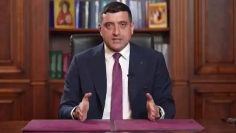 Romanya Seçimlerinde Aşırı Sağcı Aday İlk Turda Öne Çıkıyor: Ülke Nereye Gidiyor?