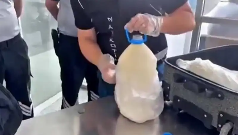 Havalimanında Süt Şişesiyle Yapılan Kaçakçılık: Tam 12 Kilo Uyuşturucu Ele Geçirildi