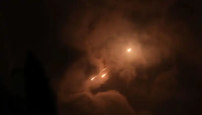 İran'ın Gece Saldırı Stratejisi: Füzelerin Ateşlenme Saatleri Tesadüf Olabilir mi?