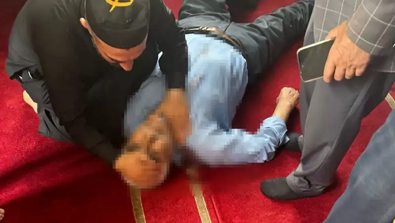 Camide Namaz Kılarken Bıçaklanan Kişinin Peşinde: Saldırgan Kim?