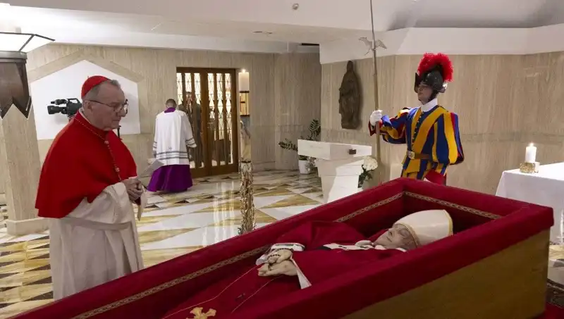 Papa'nın Tabutundaki Fotoğraflar: İnanç ve Saygının İfadesi