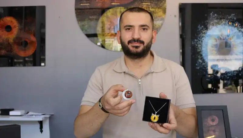 İris Fotoğraflarını Takı ve Tabloya Dönüştüren Sanatçı: İlk Uygulayan Benim!