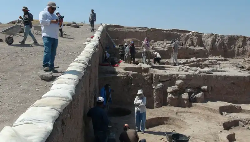 Oylum Höyük'teki Kazı Çalışmaları: Sıcak Havaya Rağmen Tarih Arkeologları Bekliyor